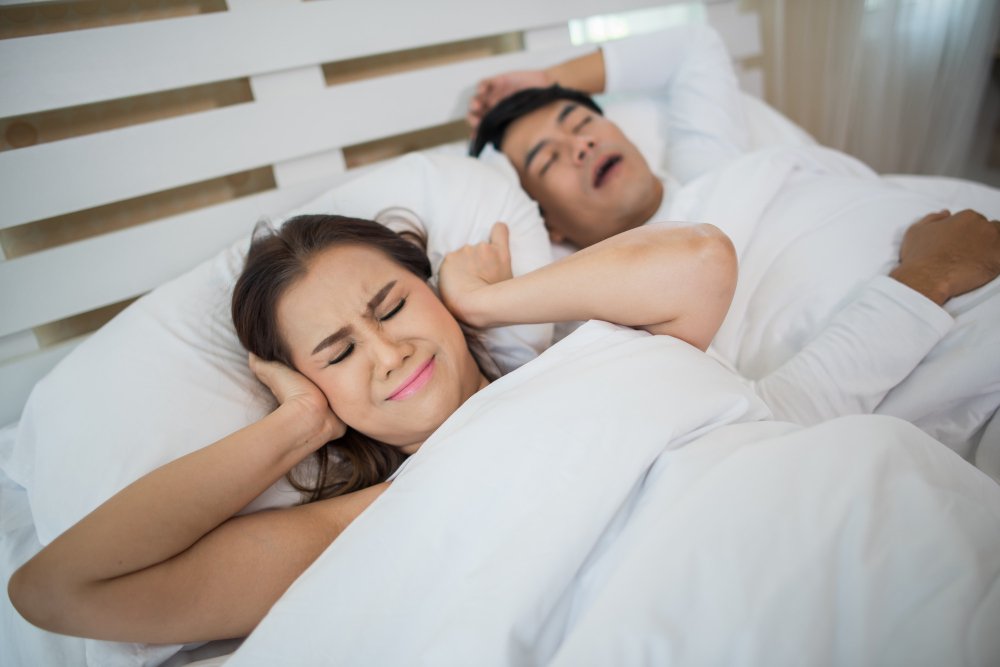 ¿Tu pareja ronca? El colchón y almohada que podrían salvar tu relación (y tu descanso)